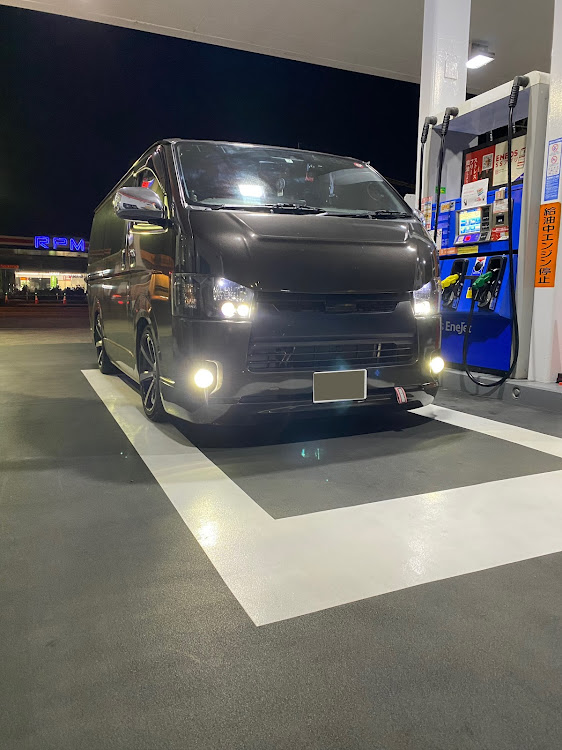 ハイエースバンのハイエース200系・フォグカバー外す・あきたのもあるかな・めっちゃ黄色あるんかな・まだサブウーファー放置してあるに関するカスタム事例の投稿画像1枚目