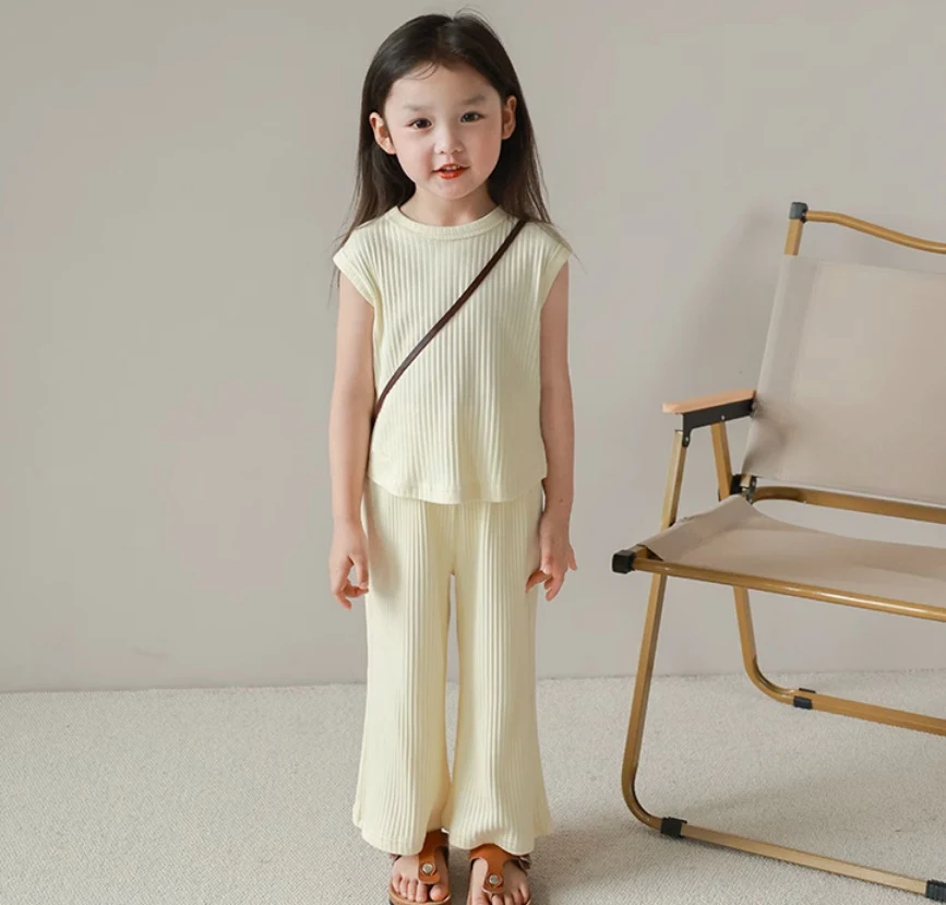 Meisjes tweedelig setje van ijszijde, losse mouwloze top en broek, comfortabel en perfect voor warme zomerdagen.