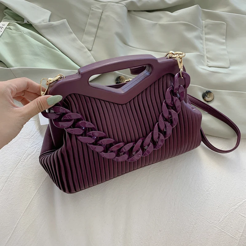 Dikke Crossbody Tas met Strepen en Ketting Riem De perfecte tas voor dagelijks gebruik, biedt stijl en veiligheid. Ideaal voor het dragen van essentials.