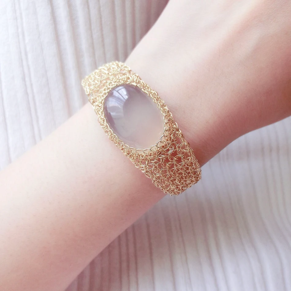 Bransoletka z drutu ze złota 14k z naturalnym białym chalcedonem. Dodaj blasku i klasy swojej stylizacji z tym pięknym, eleganckim dodatkiem.