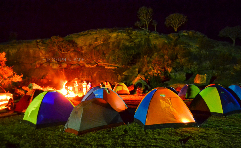 https://upload.wikimedia.org/wikipedia/commons/a/a9/Camping_at_night.jpg