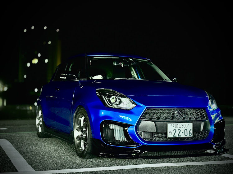 スイフトスポーツの11月もよろしくお願いします・夜ショットに関するカスタム事例の投稿画像1枚目
