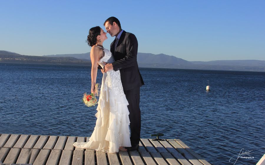 Fotografo di matrimoni Andres Carmona (bodasvillarrica). Foto del 7 aprile 2015