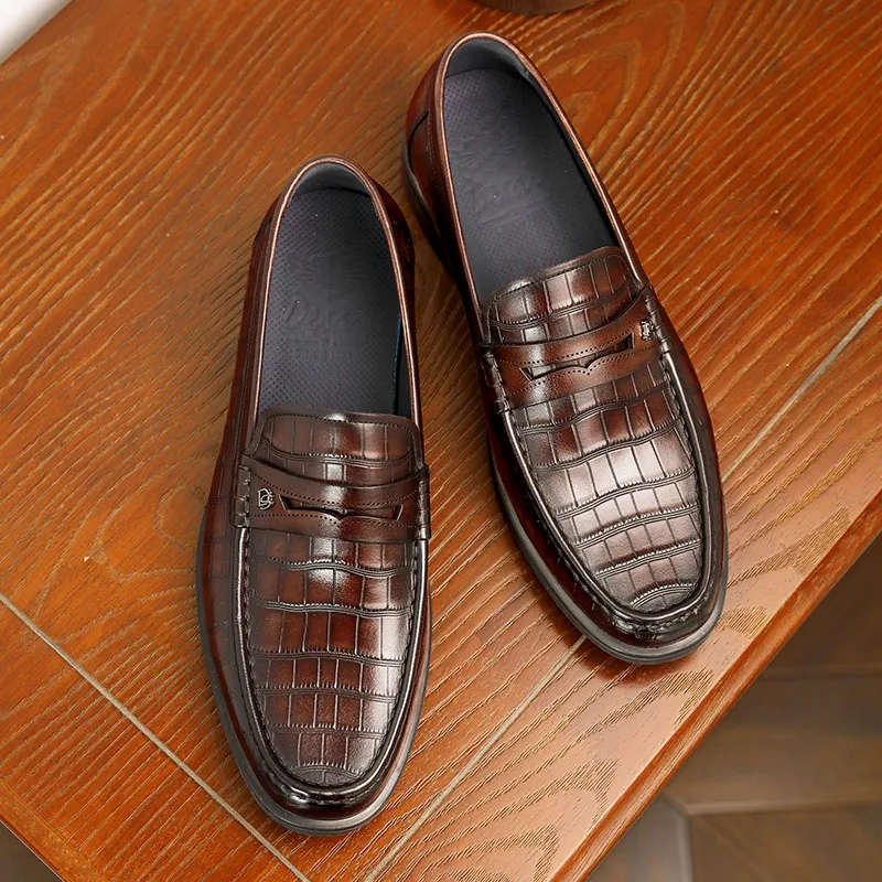 Chaussures d'été pour homme en cuir de vachette. Confortables, respirantes et légères, idéales pour la chaleur, alliant style et durabilité.