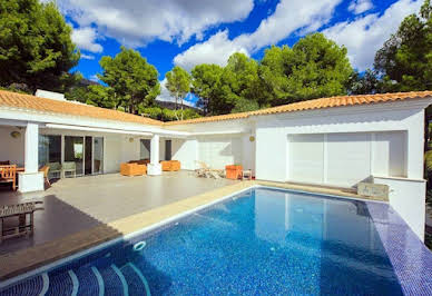 Villa with pool 12