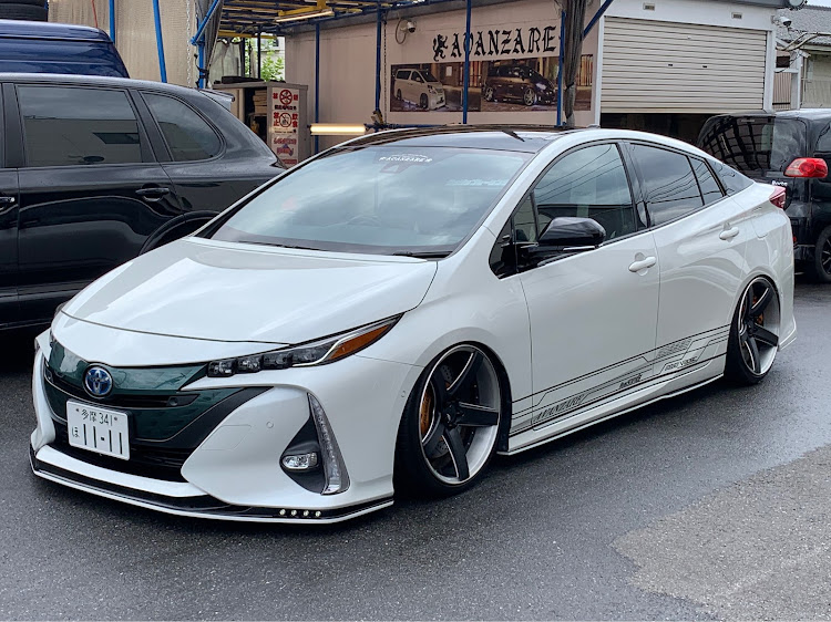 プリウスのAVANZARE・アヴァンツァーレ・GJ-R・PHV・エアサスに関するカスタム事例の投稿画像1枚目