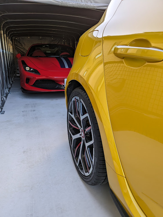 F8トリブートの自宅前キャンプ・フェラーリF8スパイダー・ルノーメガーヌRS・納車祝い(*´∀｀*)・フェラーリカタログに関するカスタム事例の投稿画像1枚目