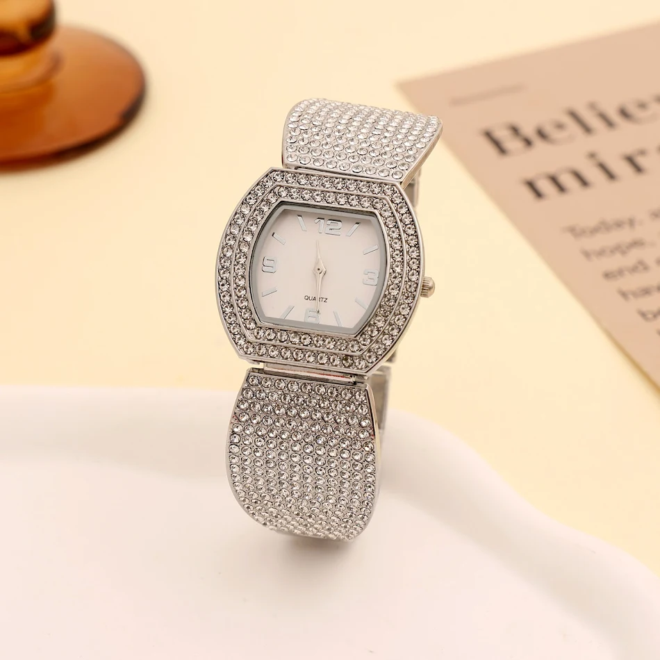 Dameskwartshorloge met stalen band en volledige diamanten. Tijdloze elegantie en schittering, een perfect accessoire voor elke outfit.
