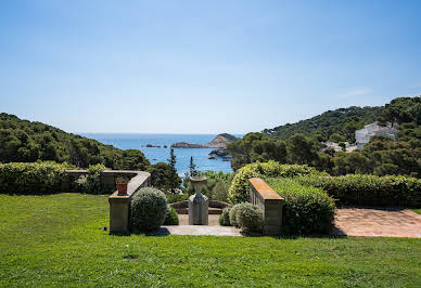 Maison avec piscine et terrasse 1