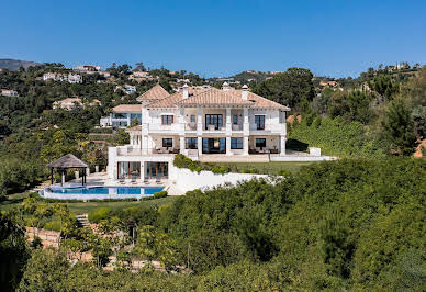 Villa avec piscine et terrasse 1