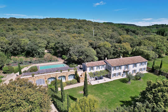 Propriété avec piscine et jardin