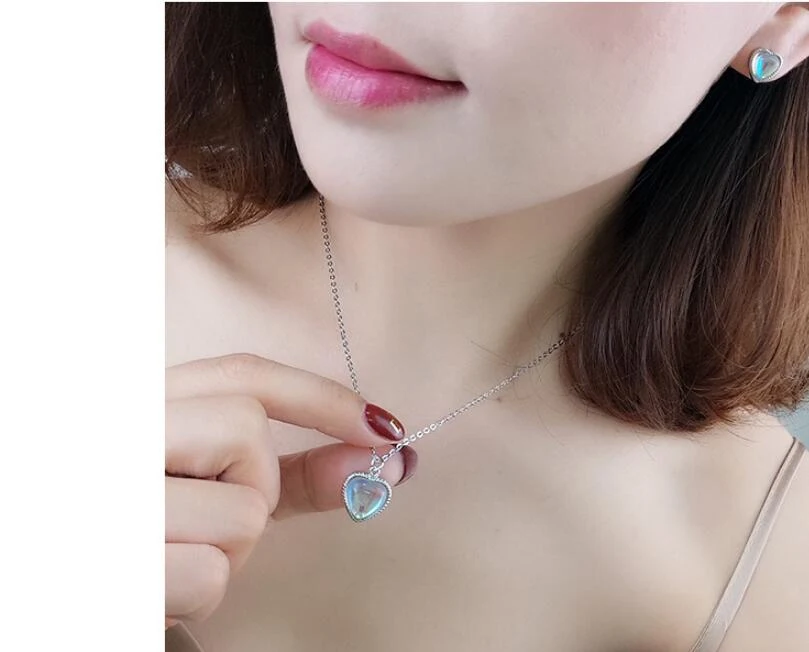 Maansteen hartvormige ketting voor vrouwen, liefdessymbool. Een romantisch en elegant cadeau voor haar, perfect om liefde en schoonheid te vieren.