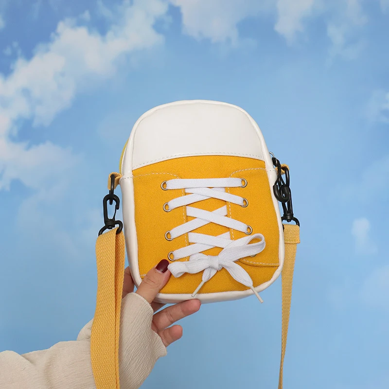Veelzijdige schoudertas van canvas met stiksels, één schouder. Ideaal voor dagelijks gebruik, combineert stijl en functionaliteit om je essentials te dragen.