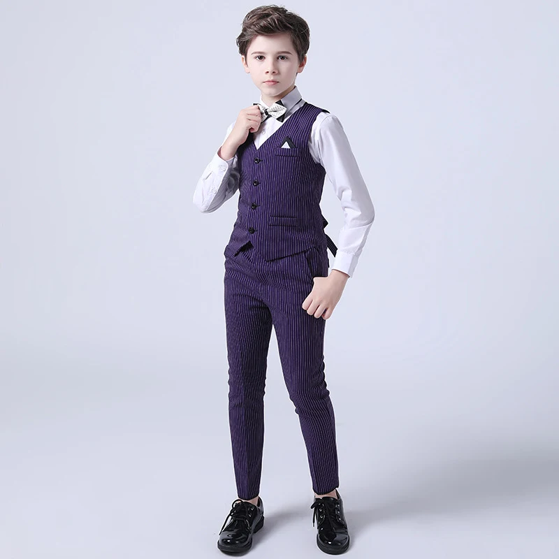 Conjunto infantil de verão com listras, colete e calças. Conforto e estilo para os dias de sol. Perfeito para brincar e se divertir com um visual moderno.