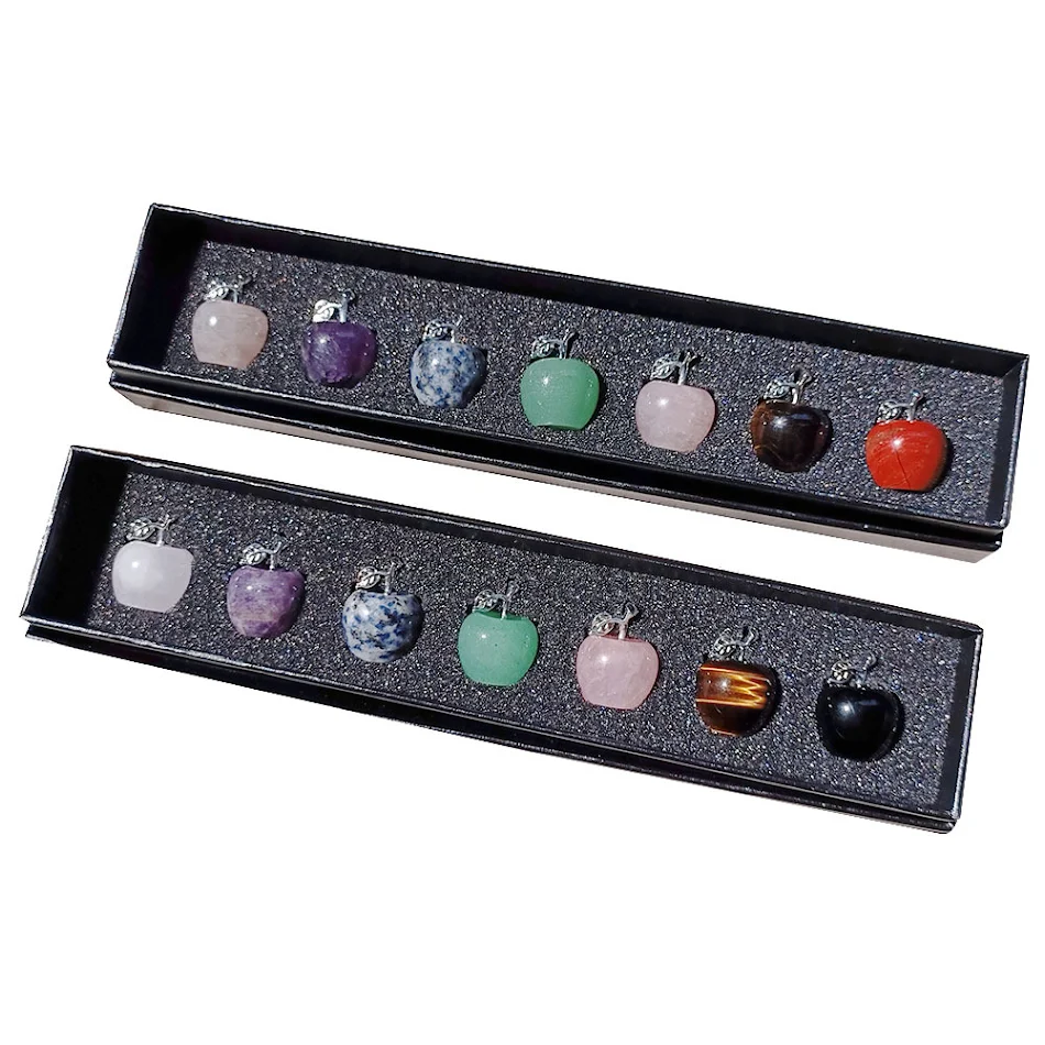 Petits bijoux en cristal naturel d'émeraude colorée, parfaits pour un usage quotidien et des cadeaux, ajoutant une touche de sophistication discrète.