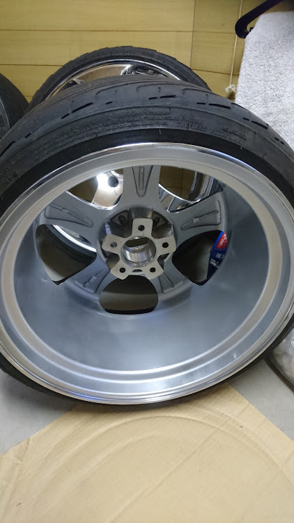 エリシオンのタイヤ交換・ＬＳ３０５・ホイール塗装に関するカスタム事例の投稿画像1枚目