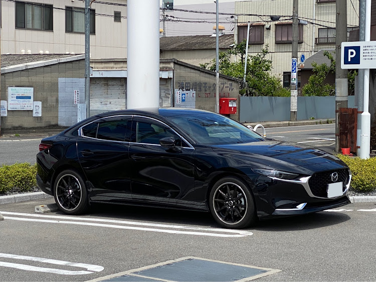 MAZDA3の駐車場映え・エコディーゼル代表・Mazda3・かわいい相棒に関するカスタム事例の投稿画像1枚目