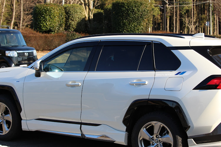 RAV4のRAV4 SPORT ステッカー・サイドライン・モデリスタステッカー・RAV4 SPORTに関するカスタム事例の投稿画像4枚目
