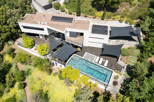 Villa with pool and garden 3