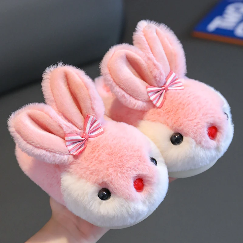 Pantoufles d'hiver chaudes et antidérapantes pour enfants en coton, idéales pour garder les petits pieds au chaud et en sécurité à la maison.