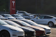 Tesla Inc worldwide deliveries missed forecasts in the third quarter and the company warned of challenges in getting its cars to customers, suggesting supply chain snarls remain a blight.