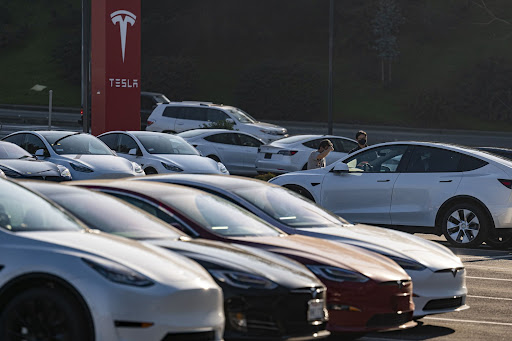 Tesla Inc worldwide deliveries missed forecasts in the third quarter and the company warned of challenges in getting its cars to customers, suggesting supply chain snarls remain a blight.