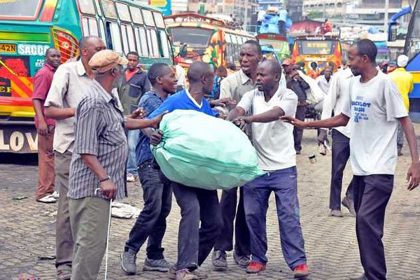 Touts terrorizing passengers at Machakos Country Bus stage in Nairobi.