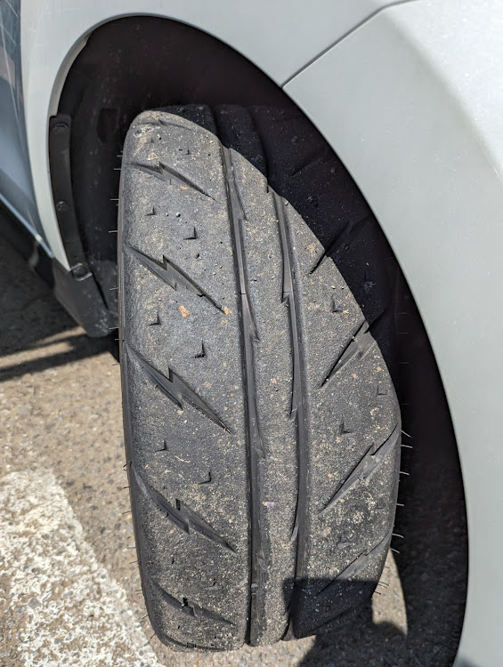 スイフトスポーツのトレッドウェア・SHIBATIRE・TW280・ナリタモーターランド・ZC33Sに関するカスタム事例の投稿画像2枚目