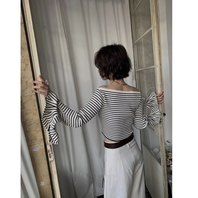 3D Pit Striped džemper bez kragne, sa nepravilnim zvonastim rukavima i kratkim, strukiranom gornjim delom. Moderan i udoban.