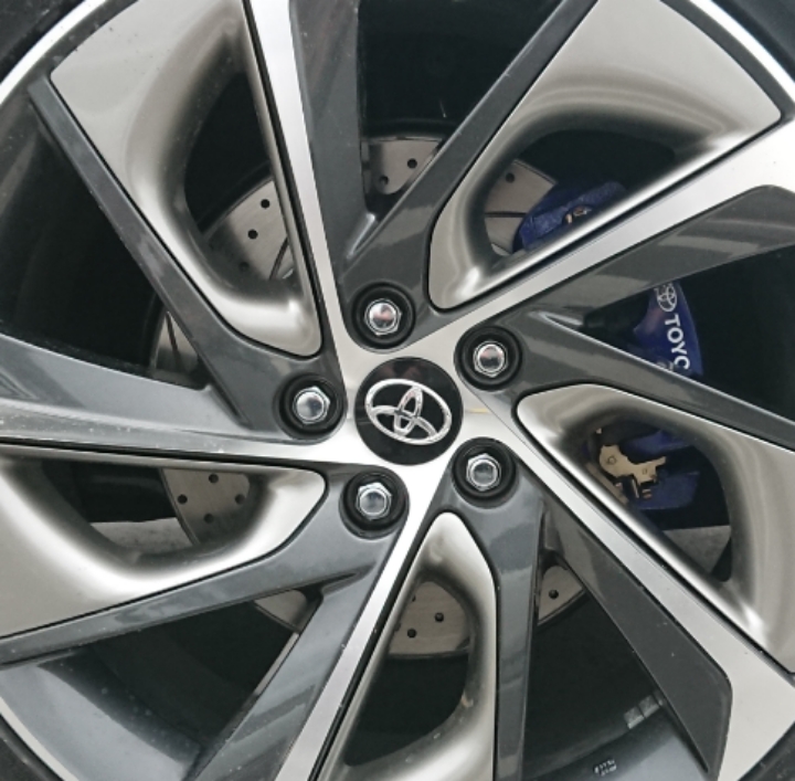ハリアーのブレーキキャリパー塗装・ブレーキローター交換・ブレーキパッド交換・キット買えばいい説に関するカスタム事例の投稿画像1枚目