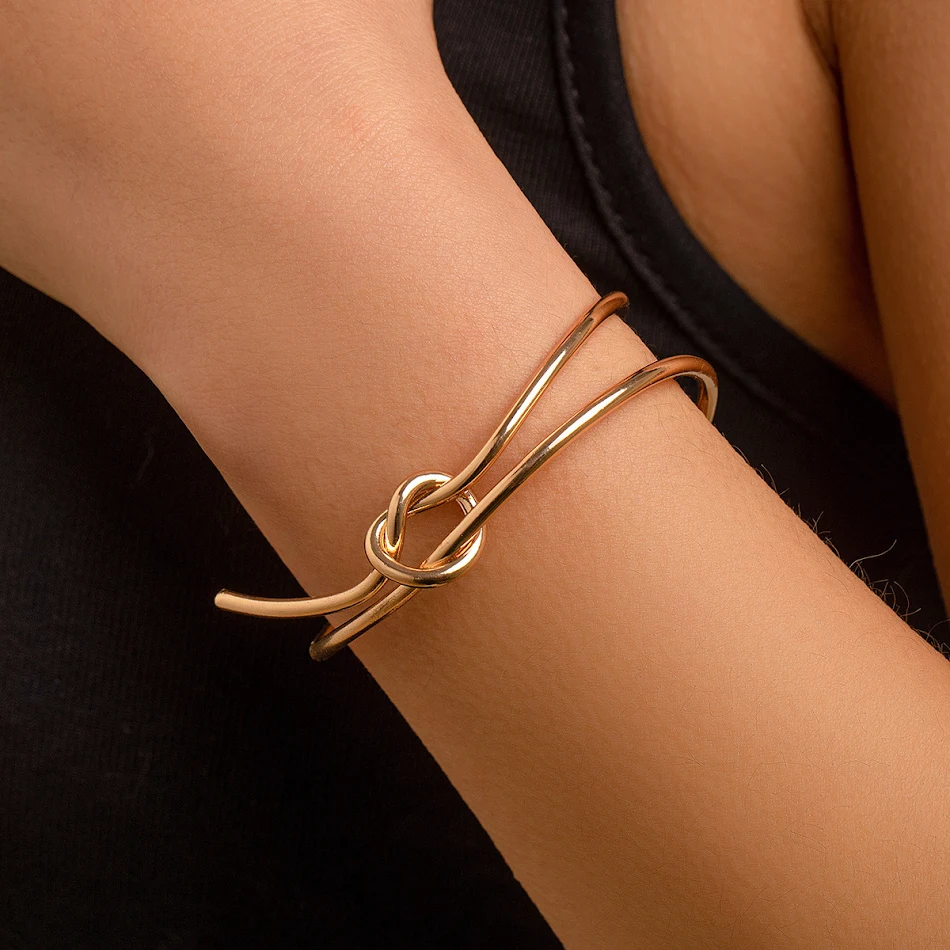 Design Armband met Dubbele Laag Holle Knoop voor Dames. Open ontwerp, lichtgewicht en modern. Perfect als elegant cadeau.