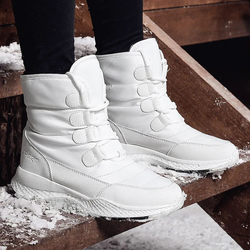 High-top plus velvet snow boots. Stay warm and stylish this winter with these waterproof and comfortable snow boots. Per