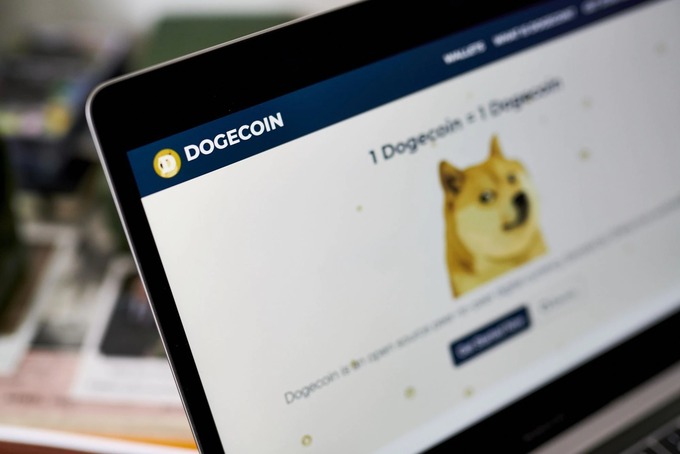 Dogecoin, loại tiền số ra đời như một trò đùa, hiện có vốn hóa thị trường lớn hơn Ford. Ảnh: Bloomberg.