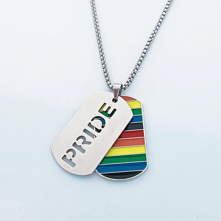 Collier pendentif double couche en acier titane couleur arc-en-ciel pour chien, robuste et élégant, idéal pour affirmer votre style personnel.