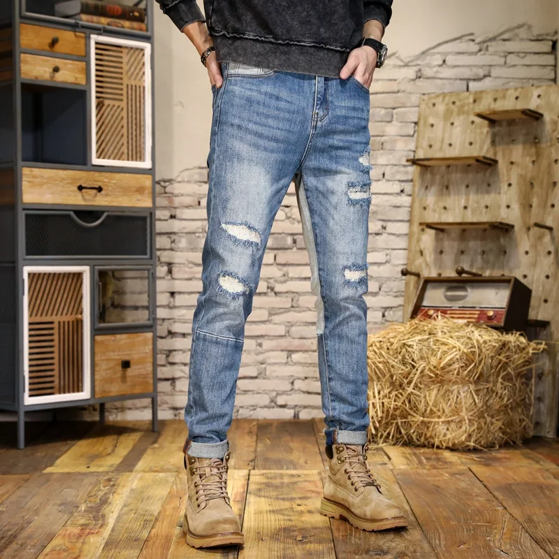 Heren slim fit jeans met gaten en patches, contrasterende kleuren, rechte pijpen voor een casual en trendy uitstraling.