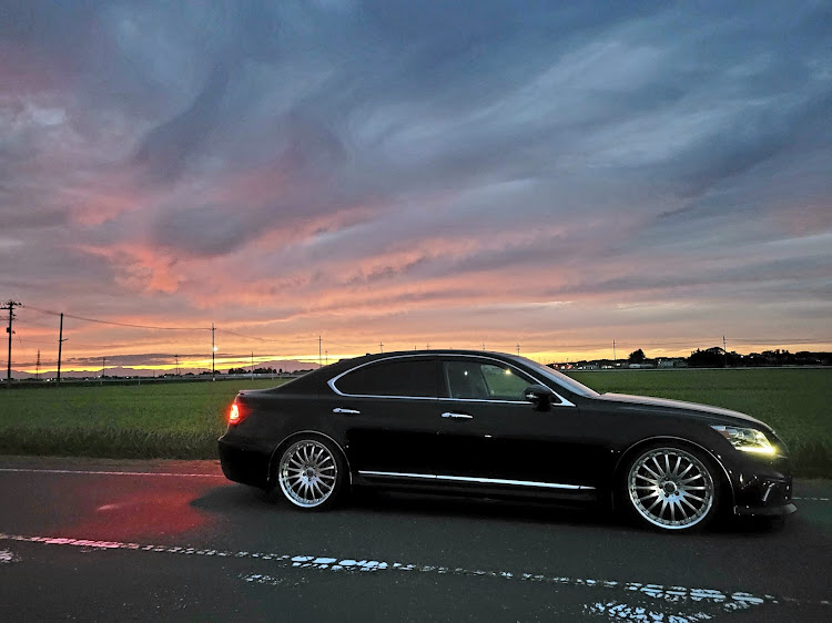 LSの夕焼けが美しい・久しぶりの夕焼けコラボ・低そうで低くない少し低い車・世界中に平和が訪れますように…に関するカスタム事例の投稿画像3枚目