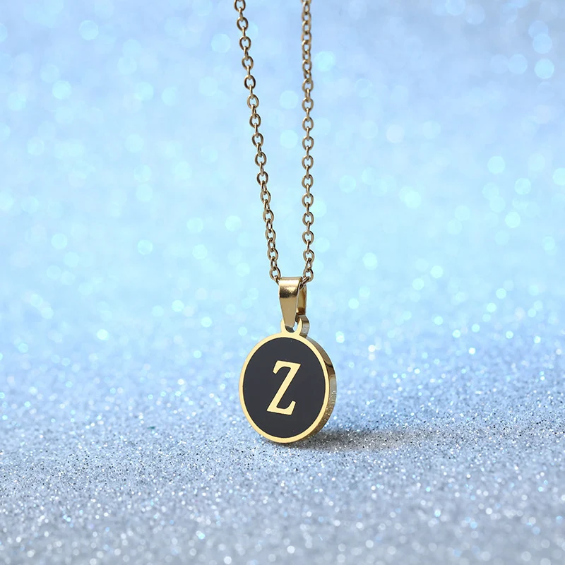 Collier chaîne en O doré avec chiffres romains. Un bijou de caractère pour une élégance intemporelle et un style unique.