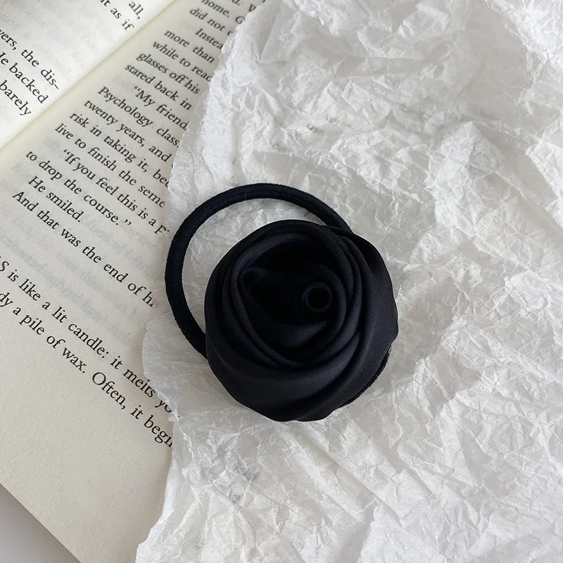 Cerchietto per capelli con fiore di rosa ed elastico, un accessorio elegante e confortevole per acconciature uniche e alla moda.