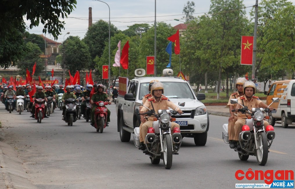 Công an huyện Thanh Chương cùng các ban, ngành, đoàn thể diễu hành qua các tuyến đường sau lễ ra quân phòng, chống ma túy