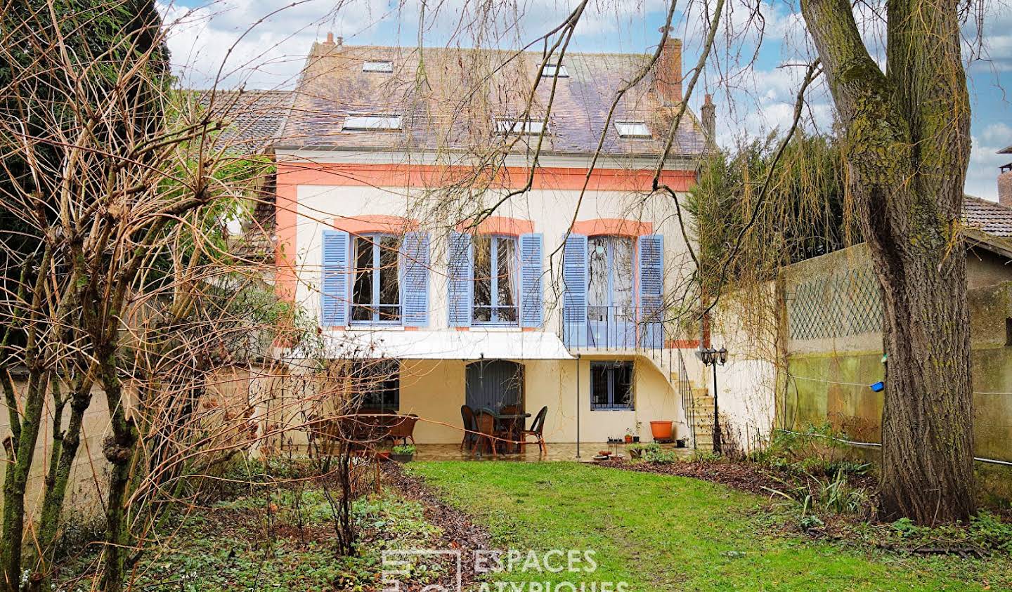 House with terrace Villeneuve-la-Guyard