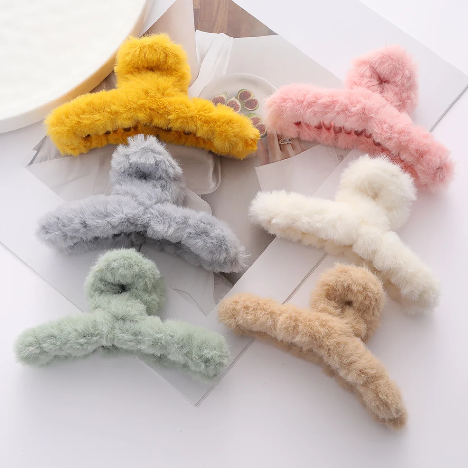 Haarspelden met effen kleur bont grip en pluche rug. Zachte, veilige en comfortabele haaraccessoires voor dagelijks gebruik.