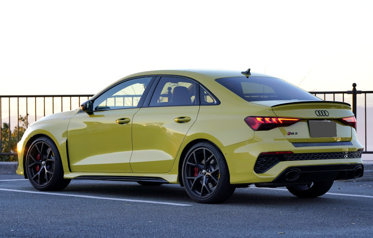 RS3 セダンのAudi・パイソンイエローメタリック・アウディ RS3・ゴルフ8Rに関するカスタム事例の投稿画像11枚目