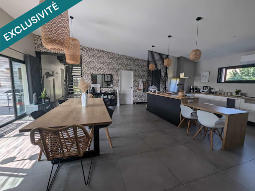 Maison avec piscine et terrasse 2