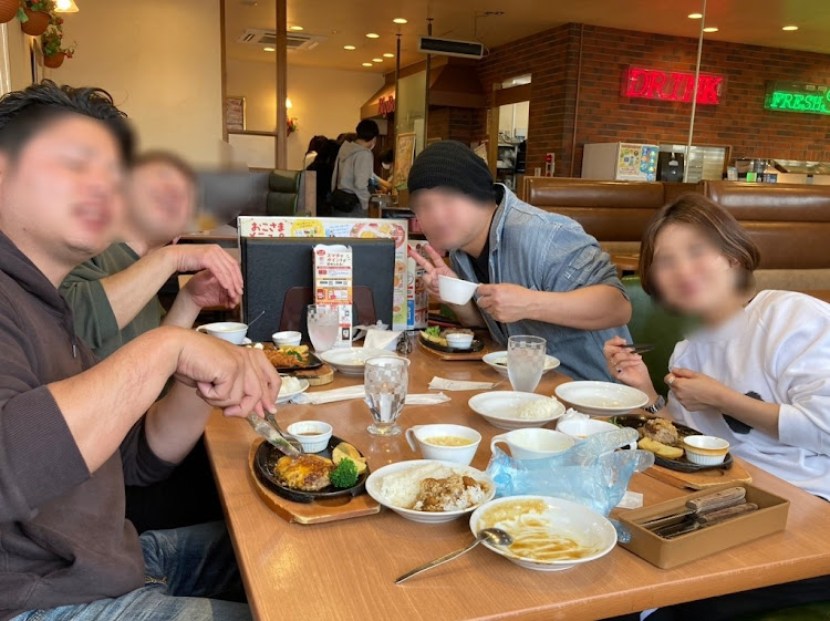 オデッセイのE/Gルームからの配線を外から内から・『ゆっくり突っ込んで』『いいのかゆっくりで？』・『いいから早く』『あ！でも乱暴なのは嫌』・と　くだらない事を言い続けながらの作業・後ろで爆笑する大人女子２人に関するカスタム事例の投稿画像8枚目