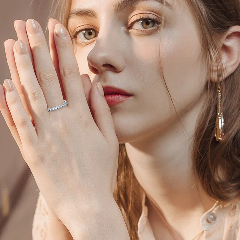 Bague femme en argent sterling, un bijou polyvalent pour toutes les tenues. Élégance intemporelle et design moderne, l'accessoire parfait au quotidien.