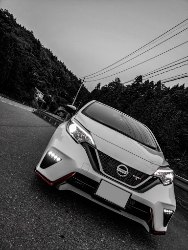 日産 ノートを華麗にカスタム By ヒロ 18 06 08 この写真も編集したらカッコ良く なった一番いいと思ったのがnismoの O の赤色に反応してくれたことですね Cartune
