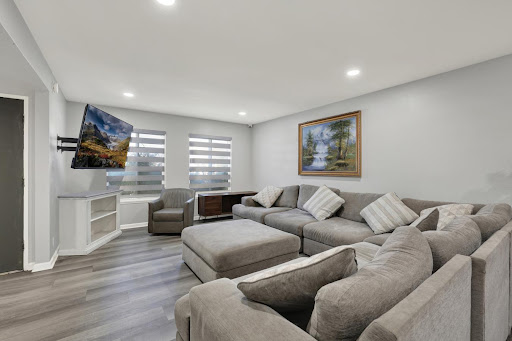Modern living room with grey sectional sofa - Prestige house for sale in Westminster, 5 rooms, 5 bedrooms