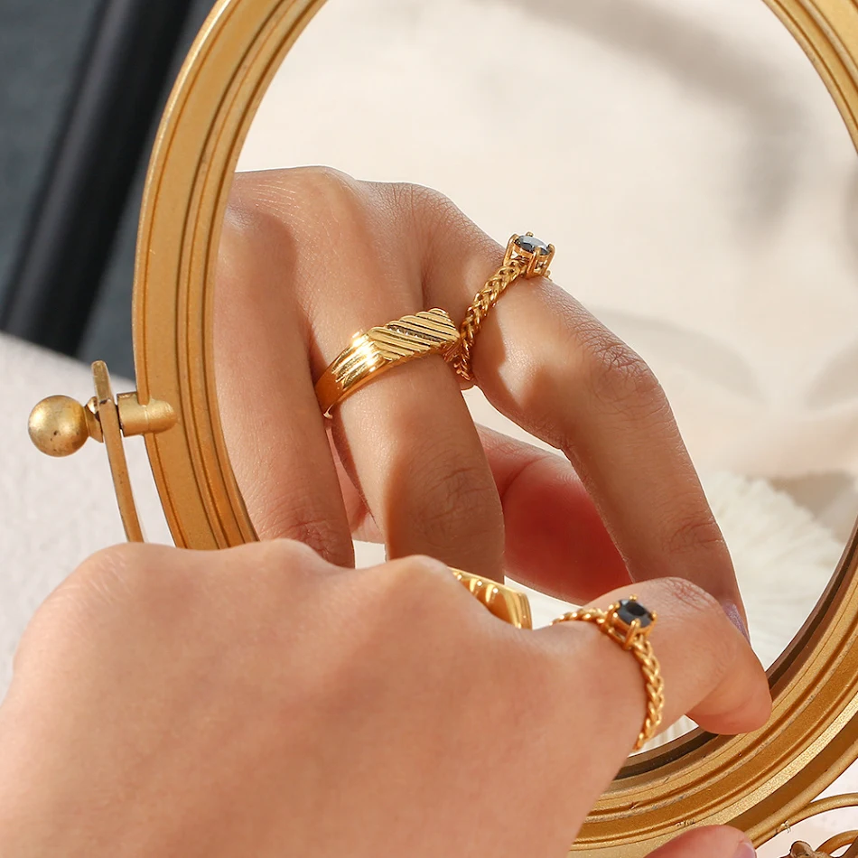18K Gouden Rechthoekige Ring met Diagonale Strepen en Zirkonia voor Dames Een Stijlvolle en Elegante Uitstraling