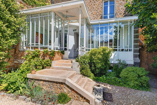 House purchase in Versailles (78000) - House with veranda and outdoor stairs