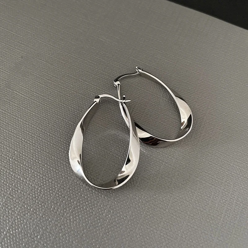 Title 1, Gümüş Küpe Mobius Niche